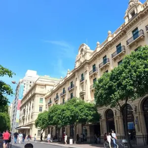 Is 25 de Março Worth Visiting? What Tourists Should Know