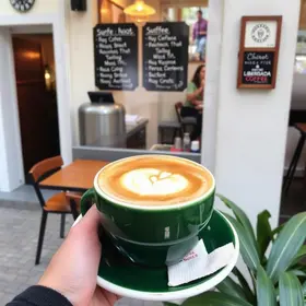 Best Cafes in Liberdade: Top Picks and Visitor Tips